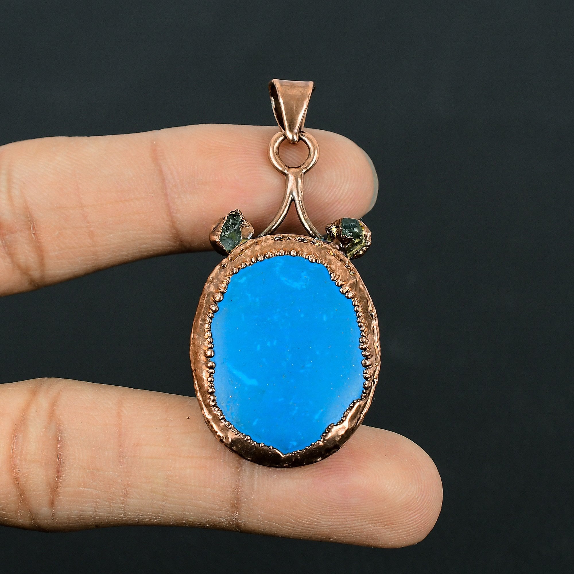 手作りの眠れる森の美女のターコイズとアクアマリンの銅製ペンダント