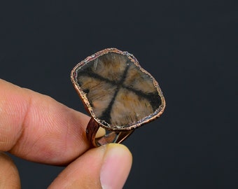 Anello in rame con chiastolite fatto a mano: gioiello con pietre preziose regolabile