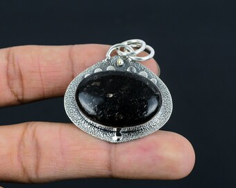 Ciondolo Nuummite fatto a mano: gioiello in argento sterling 925 con pietre preziose