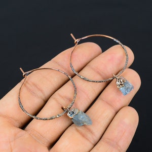 Pendientes de cobre y apatita neón hechos a mano: joyería bohemia electroformada