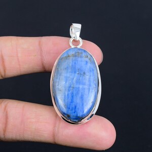 Ciondolo in cianite fatto a mano: pietra preziosa ovale, argento sterling 925