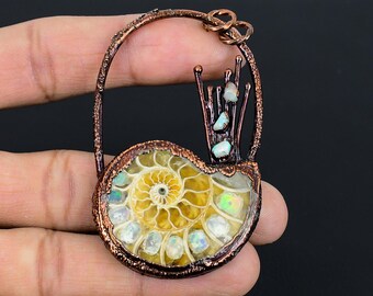 Colgante de cobre electroformado: fósil de amonita de ópalo etíope, joyería artesanal