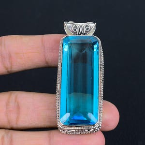 Colgante de topacio azul suizo facetado, colgante vintage con piedras preciosas, colgante de plata de ley 925, joyería de diseñador, colgante hecho a mano, regalo de boda