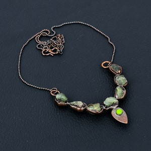 Collar de turmalina verde en bruto hecho a mano: cobre electroformado, cadena ajustable