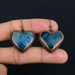 Pendientes de corazón de labradorita de cobre electroformado hechos a mano: joyería con piedras de nacimiento