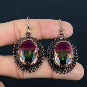 Pendientes de cobre electroformado hechos a mano: turmalina multifacética facetada