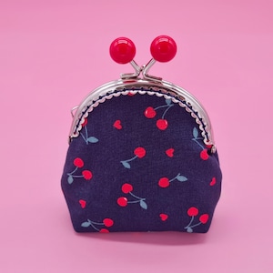 Kleine Clipbörse aus dunkelblauer Baumwolle mit Kirschen und Metallrahmen