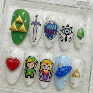 Op de afbeelding: Een witte keramische mok met een zwart oor en de tekst "But First, Coffee" in een vetgedrukte, zwarte letter. De mok staat tegen een vage achtergrond. De mok is ongeveer 10 cm hoog.