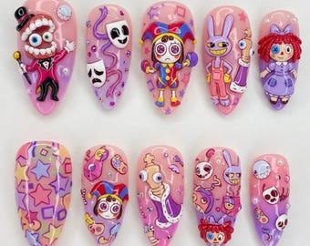 Faux ongles 3D à motifs de personnages de cirque | Ongles roses kawaii style dessin animé, longs en amande | Art fantastique dépareillé, à la fois fantaisiste, mignon et un peu effrayant