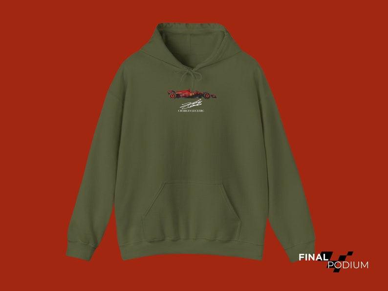 sweat à capuche leclerc avec voiture, signature charles leclerc, sweat à capuche fan f1 ferrari, idée cadeau leclerc, vrai sweat-shirt de voiture ferrari f1 Military Green