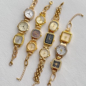 Peut inclure: Quatre montres-bracelets dorées avec des designs de cadran différents. Les montres ont des bracelets en métal doré avec différents motifs de maillons.