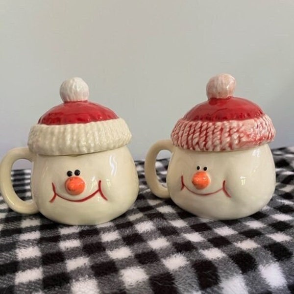 Cheerful Snowman face cup with a cute hat lid.  With the lid, you could use it for candy also!  Two types - red on rim or not.