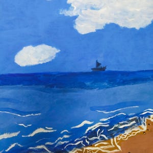Puede incluir: Una pintura que representa una playa de arena con olas azules de espuma blanca rompiendo en la orilla. A lo lejos, un pequeño velero oscuro es visible en el horizonte bajo un cielo azul brillante lleno de nubes blancas dispersas.