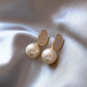 Pearl earrings niche design light luxury high-end unique earrings female 2023