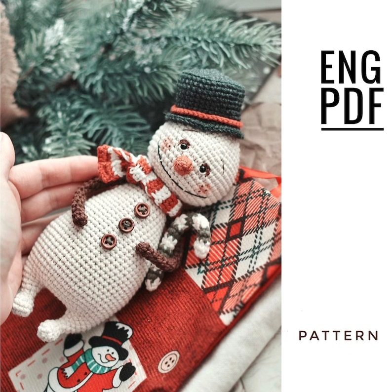 Puede incluir: Patr&oacute;n de crochet para un juguete amigurumi de mu&ntilde;eco de nieve. El mu&ntilde;eco de nieve lleva una bufanda a rayas rojas y blancas, un sombrero marr&oacute;n y un bast&oacute;n de caramelo. El patr&oacute;n est&aacute; disponible en ingl&eacute;s y es una descarga PDF.