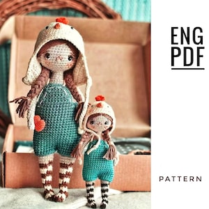 Bambola con motivo tuta all'uncinetto. Modello bambola Amigurumi. PDF. Inglese. Prodotto digitale