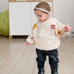 Pull personnalisé pour bébé avec nom et monogramme brodés à la main un cadeau précieux de tante pour une petite fille image 2