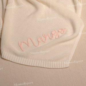 Couverture pour bébé en tricot personnalisée brodée à la main : emmaillotage personnalisé pour un confort douillet Cadeau idéal pour une baby shower, une poussette et un nouveau-né image 1