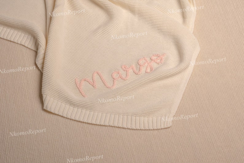 Couverture pour bébé en tricot personnalisée brodée à la main : emmaillotage personnalisé pour un confort douillet Cadeau idéal pour une baby shower, une poussette et un nouveau-né image 1