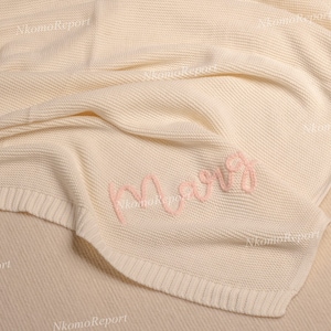 Couverture pour bébé en tricot personnalisée brodée à la main : emmaillotage personnalisé pour un confort douillet Cadeau idéal pour une baby shower, une poussette et un nouveau-né image 3