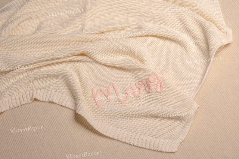 Couverture pour bébé en tricot personnalisée brodée à la main : emmaillotage personnalisé pour un confort douillet Cadeau idéal pour une baby shower, une poussette et un nouveau-né image 3