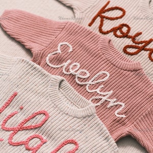 Gepersonaliseerde babytrui met handgeborduurde naam en monogram - een kostbaar geschenk van tante voor een babymeisje-kerstcadeau