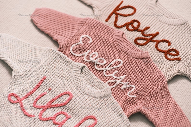 Personalisierter Babypullover mit handgesticktem Namen und Monogramm ein wertvolles Geschenk von Tante für ein kleines Mädchen Weihnachtsgeschenk Bild 1