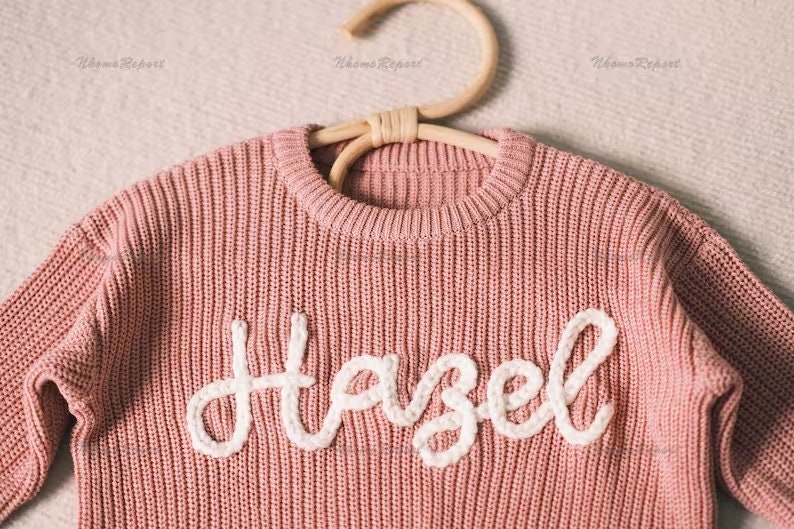 Pull personnalisé pour bébé avec nom et monogramme brodés à la main un cadeau précieux de tante pour une petite fille image 5