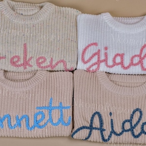 Pull personnalisé pour bébé avec nom et monogramme brodés à la main un cadeau précieux de tante pour une petite fille image 4