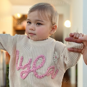 Pull personnalisé pour bébé avec nom et monogramme brodés à la main un cadeau précieux de tante pour une petite fille image 1