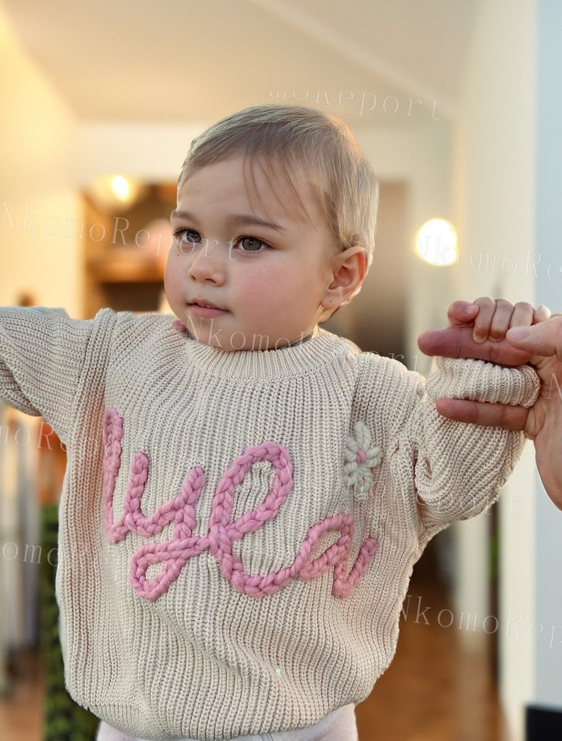 Pull personnalisé pour bébé avec nom et monogramme brodés à la main un cadeau précieux de tante pour une petite fille image 1