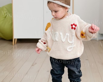 Personalisierter Babypullover mit handgesticktem Namen und Monogramm – ein wertvolles Geschenk von Tante für ein kleines Mädchen – Frühlingsgeschenk