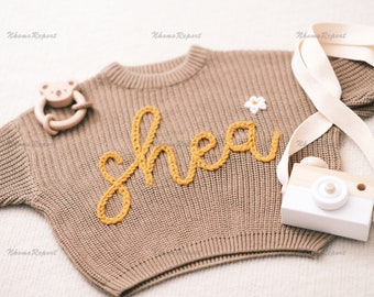 Personalisierter Baby Pullover mit Hand-gesticktem Namen & Monogramm - Ein kostbares Geschenk von Tante für ein Baby Mädchen-Weihnachtsgeschenk