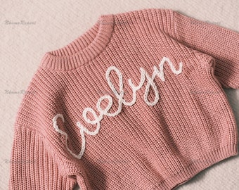 Personalisierter Baby-Pullover mit handgesticktem Namen und Monogramm - Ein Geschenk von Tante für Baby-Weihnachtsgeschenk