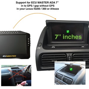 Può includere: Uno schermo di visualizzazione ECU Master ADA da 7 pollici di colore nero con il testo "ECU MASTER" nella parte inferiore. Lo schermo è mostrato in un cruscotto di un'auto con un alloggiamento in plastica nera. Lo schermo è aperto e inclinato verso l'alto. Il testo "7" pollici è scritto in verde sullo schermo.