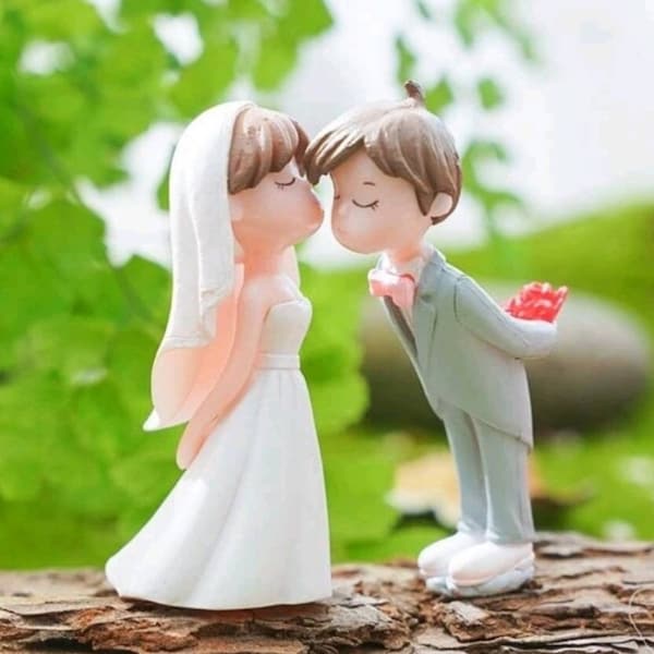 Wedding Cake Topper - adorable kissing Bride Groom