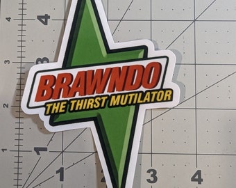 Puede incluir: Una pegatina de rayo verde con las palabras "BRAWNDO THE THIRST MUTILATOR" en letras rojas y amarillas.