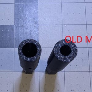 Puede incluir: Dos parabrisas de micr&oacute;fono de espuma negra, uno con la etiqueta "OLD Model".
