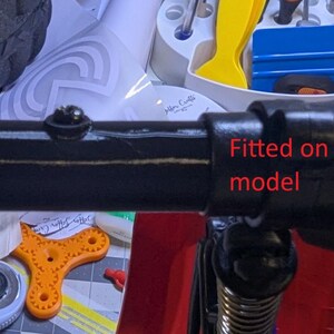 Puede incluir: Primer plano de una barra de metal negro con un tornillo plateado. La barra est&aacute; etiquetada como "Fitted on new model".