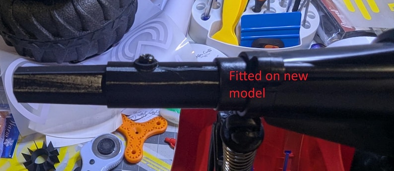 Puede incluir: Primer plano de una barra de metal negro con un tornillo plateado. La barra est&aacute; etiquetada como "Fitted on new model".