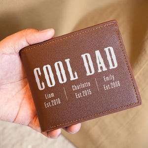 Cartera personalizada para papá: Cartera de cuero grabada con los nombres de los niños. Regalo para el Día del Padre. Un regalo genial para el cumpleaños de papá.