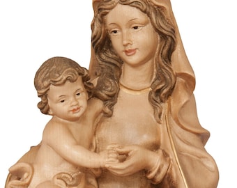 Puede incluir: Una estatua de madera tallada a mano que muestra una figura sosteniendo a un niño pequeño. La figura viste una túnica drapeada con bordes dorados y un velo. El niño tiene el cabello rizado, ambos con tonos de madera marrón claro y sombreado.