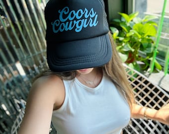 Gorra de béisbol con el logo de una vaquera divertida