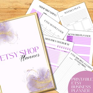 Könnte beinhalten: Ein druckbarer Etsy-Shop-Planer mit einem lila und goldenen Aquarell-Design. Der Planer enthält Abschnitte für Shop-Branding, SEO, Keywords, monatliche Übersicht, Wochenplanung und mehrere Konto-Passwörter. Der Text "Etsy Shop Planner" ist auf dem Cover abgebildet.