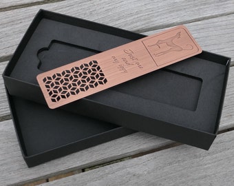 Könnte beinhalten: Ein Kupfer-Lesezeichen mit geometrischem Muster und dem eingravierten Text "Just me and my doggy". Das Lesezeichen befindet sich in einer schwarzen Schachtel.