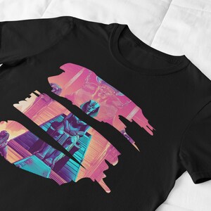 L'enigma del faraone: maglietta grafica egiziana moderna - camicia di cotone unisex con antiche divinità e disegni su carta strappata