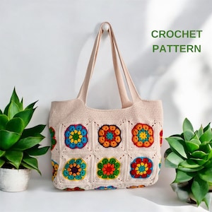 Może przedstawiać: Torba na ramię wykonana na szydełku z kolorowymi motywami kwiatowymi. Torba ma dwa paski i jest wykonana z beżowej przędzy. Tekst "CROCHET PATTERN" jest widoczny w prawym górnym rogu obrazu.