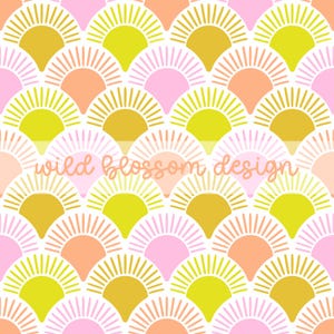 Könnte beinhalten: Ein sich wiederholendes Muster aus stilisierten Sonnenstrahlen in Gelb-, Rosa- und Orangetönen auf weißem Hintergrund. Der Text "wild blossom design" steht in hellorangener Schrift über der Mitte des Bildes.