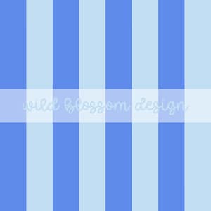 Può includere: Un design digitale con un motivo ripetuto di strisce verticali in due tonalità di blu. Il testo "wild blossom design" è sovrapposto a una banda orizzontale bianca sull'immagine.