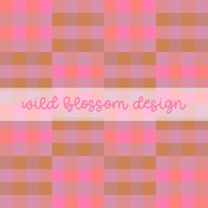 Op de afbeelding: Een herhalend patroon van roze, koraal en bruine vierkanten. Het ontwerp heeft een rasterachtige opstelling van verschillende tinten roze en koraal, met bruine vierkanten ertussen. De tekst "wild blossom design" staat in roze script over het midden geschreven.